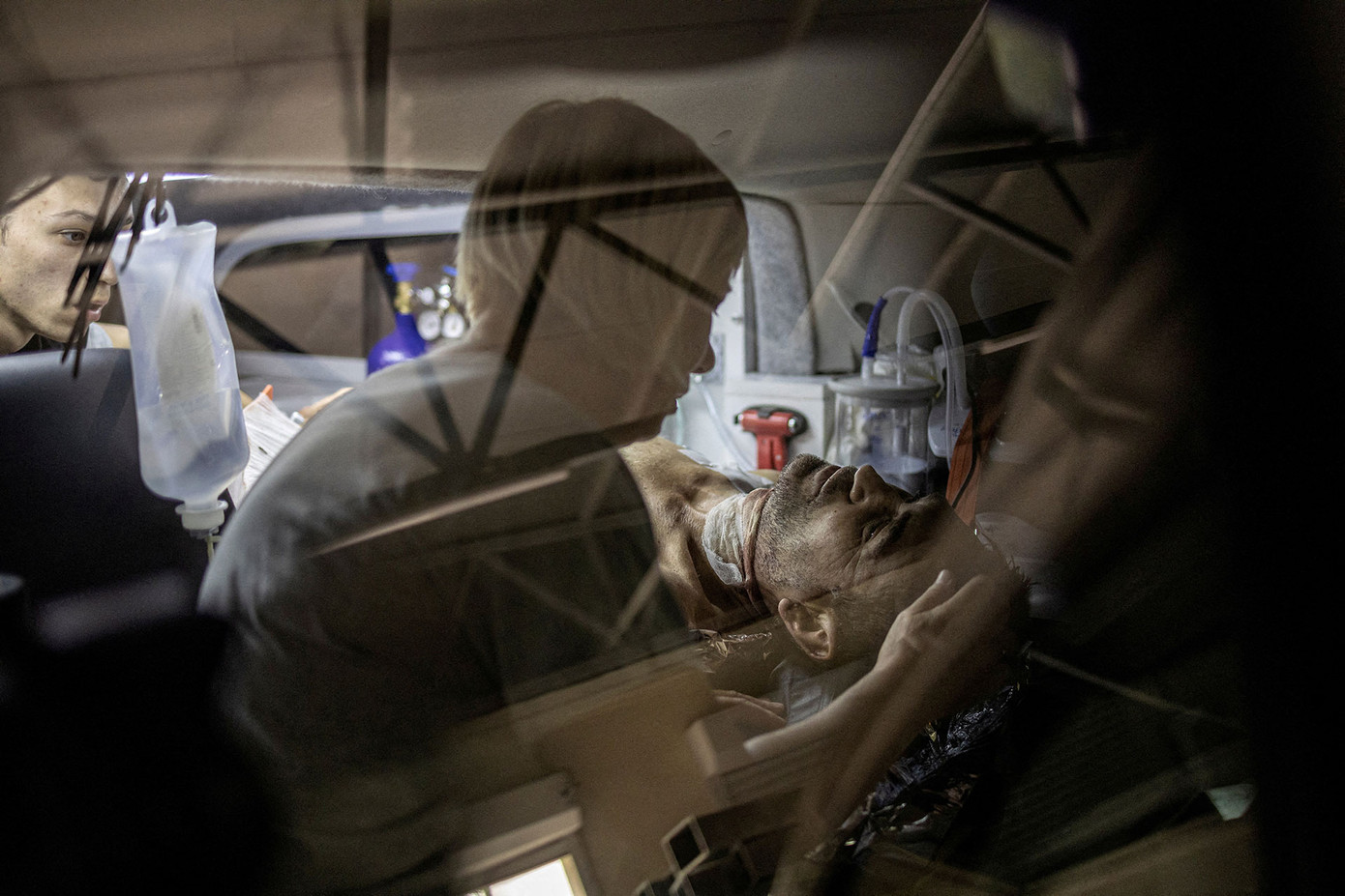 Sergii Veselyi (51 tuổi) nói chuyện với vợ là Svetlana khi ông nằm trong xe cấp cứu vì bị thương trong trận pháo kích ở Sloviansk (Kramatorsk, Vùng Donetsk), ngày 5/7/2022. Sergii Veselyi (51 tuổi) nói chuyện với vợ là Svetlana khi ông nằm trong xe cấp cứu vì bị thương trong trận pháo kích ở Sloviansk (Kramatorsk, Vùng Donetsk), ngày 5/7/2022.