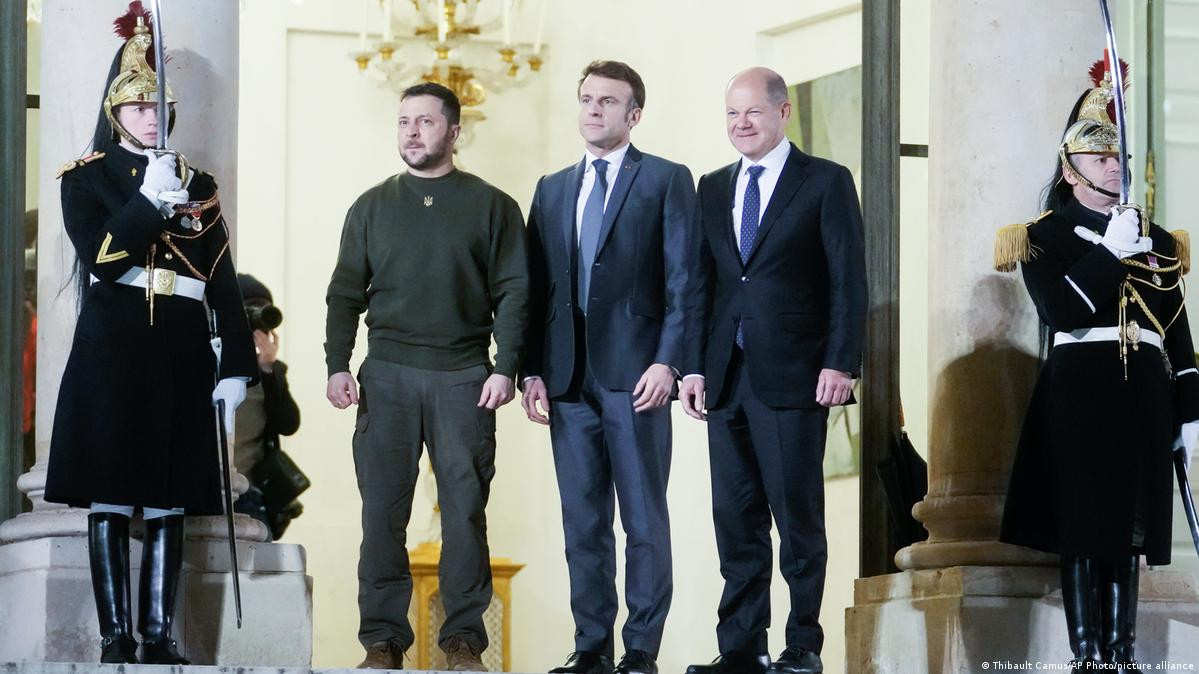 Tổng thống Ukraine Zelensky, Tổng thống Pháp Macron và Thủ tướng Đức Scholz gặp nhau tại Điện Elysee hôm 9/2. Ảnh: AP Tổng thống Ukraine Zelensky, Tổng thống Pháp Macron và Thủ tướng Đức Scholz gặp nhau tại Điện Elysee hôm 9/2. Ảnh: AP