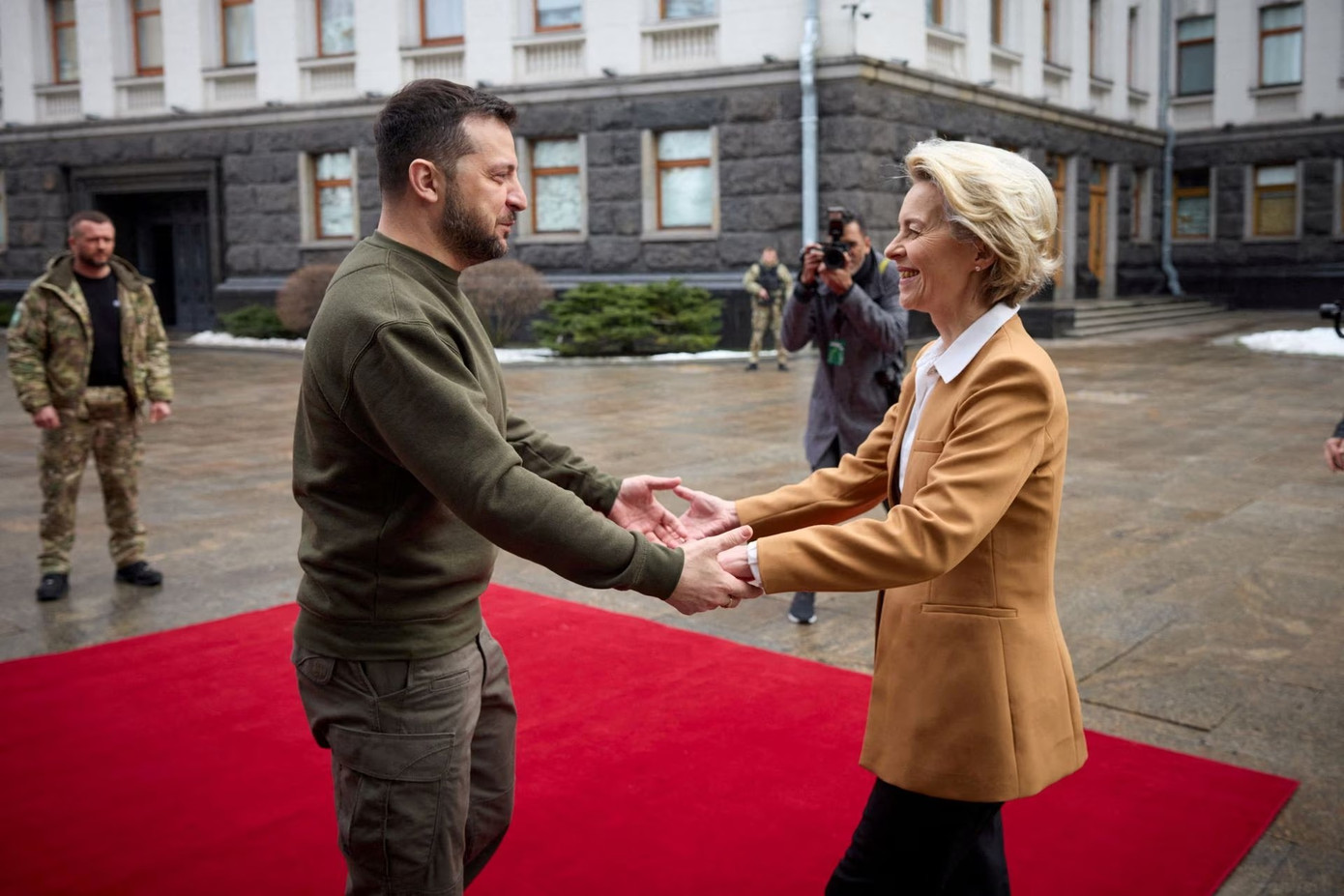 Ông Zelensky đón bà Ursula von der Leyen hôm 2/2. Ảnh: Reuters