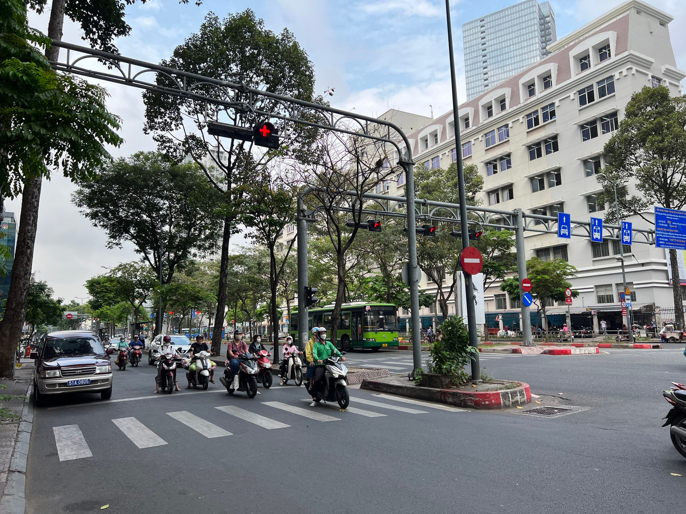 Thời tiết TPHCM âm u sáng 20/2 - Ngã tư Hàm Nghi - Pasteur (quận 1). Ảnh: Thư Trần.