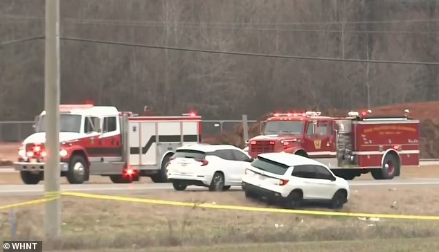 Lực lượng chức năng tại hiện trường. Ảnh: WHNT Lực lượng chức năng tại hiện trường. Ảnh: WHNT