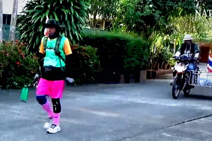 Suthep trong hành trình đi bộ đến nhà bạn gái. Ảnh: The Nation Suthep trong hành trình đi bộ đến nhà bạn gái. Ảnh: The Nation