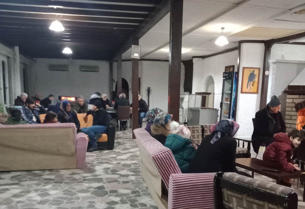 Nhiều người dân Thổ Nhĩ Kỳ không dám ở trong nhà của mình sau khi động đất xảy ra. (Ảnh: NVCC). Nhiều người dân Thổ Nhĩ Kỳ không dám ở trong nhà của mình sau khi động đất xảy ra. (Ảnh: NVCC).