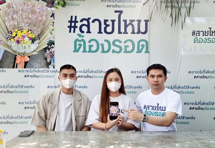 Cô gái trẻ nhờ cộng đồng mạng giúp đỡ truy tìm tài xế taxi. Ảnh: Bangkok Post Cô gái trẻ nhờ cộng đồng mạng giúp đỡ truy tìm tài xế taxi. Ảnh: Bangkok Post