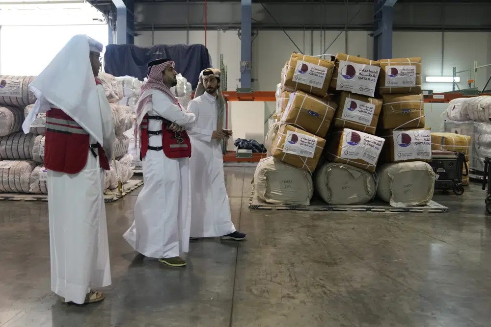 Tổ chức từ thiện Qatar cho biết họ đang phân phát 27.000 bữa ăn nóng tại thành phố Gaziantep của Thổ Nhĩ Kỳ. Ảnh: AP