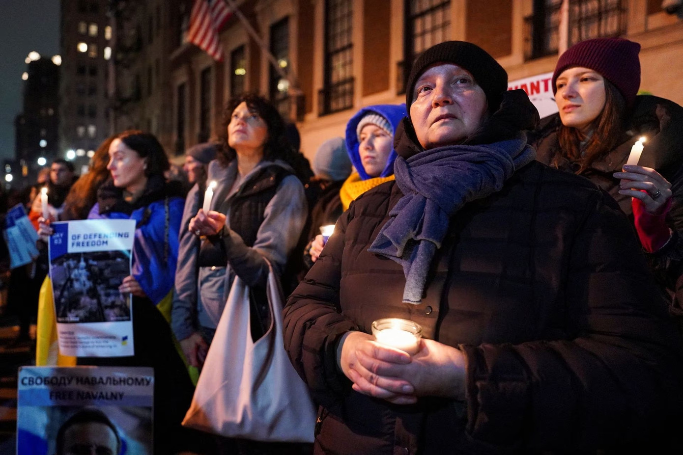 Đám đông tụ tập ở New York (Mỹ) để bày tỏ sự ủng hộ với Ukraine, tối 23/2. Ảnh: Reuters Đám đông tụ tập ở New York (Mỹ) để bày tỏ sự ủng hộ với Ukraine, tối 23/2. Ảnh: Reuters