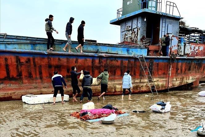 Thi thể nạn nhân được tìm thấy trên bãi cát (Ảnh: Fanpage Móng Cái News)