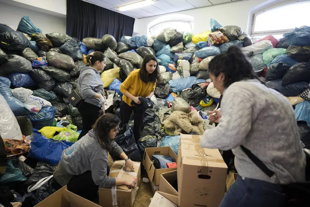 Ngoài ra, Cơ quan bảo vệ dân sự THW của Đức đã gửi một đội cứu hộ gồm 50 thành viên đến Thổ Nhĩ Kỳ. Một nhóm từ Đội Tìm kiếm và Cứu nạn Quốc tế Đức, với 42 chuyên gia và 7 chú chó nghiệp vụ, đã tới Thổ Nhĩ Kỳ và đang hướng tới Kirikhan, gần biên giới Syria. Đức cũng chuẩn bị sẵn sàng cung cấp máy phát điện khẩn cấp, lều, chăn và thiết bị lọc nước. Ảnh: AP