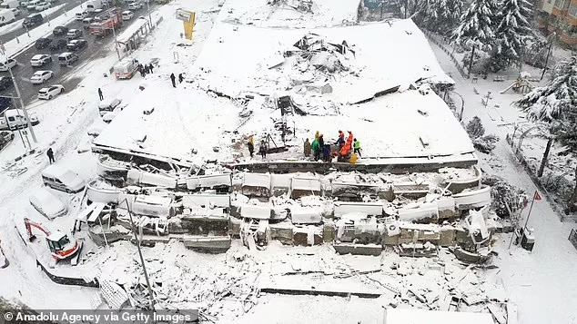 Tuyết phủ trắng một tòa nhà bị sập ở Malatya (Thổ Nhĩ Kỳ). Thời tiết khắc nghiệt đang cản trở công tác cứu hộ. Ảnh: Anadolu Agency