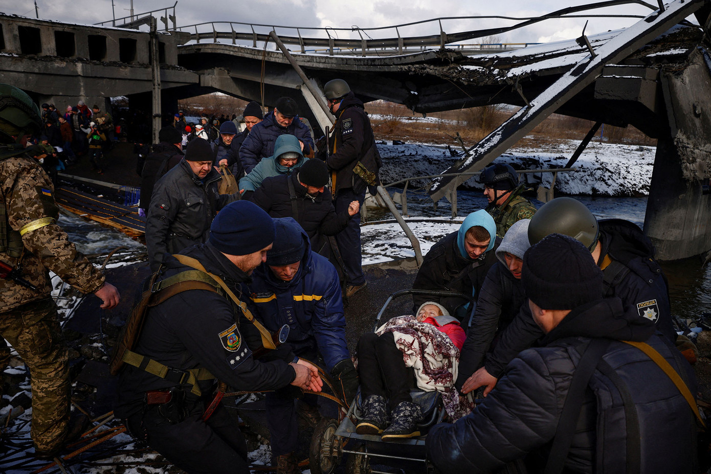 Người dân di tản khỏi Irpin, ngày 8/3/2022. Người dân di tản khỏi Irpin, ngày 8/3/2022.