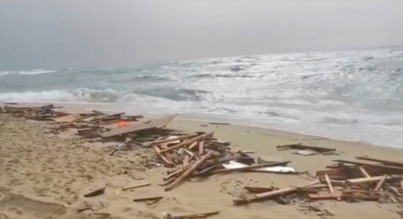 Mảnh vỡ của chiếc thuyền nằm rải rác trên biển. Ảnh: Reuters