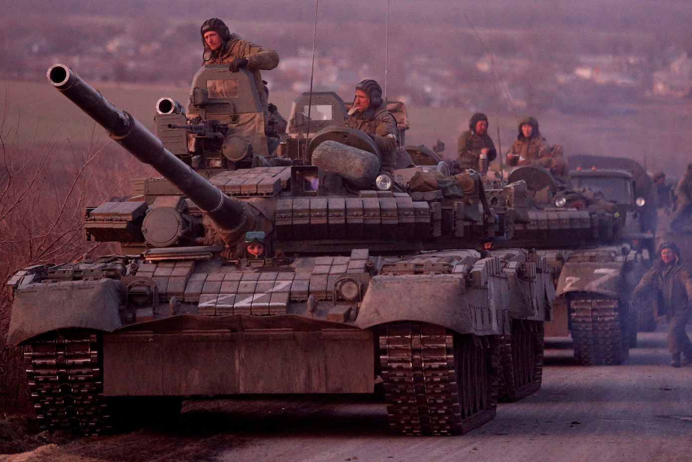 Đoàn xe bọc thép của lực lượng thân Nga trên con đường dẫn đến thành phố cảng phía Nam Mariupol (lúc này đang bị bao vây), ngày 28/3/2022. Đoàn xe bọc thép của lực lượng thân Nga trên con đường dẫn đến thành phố cảng phía Nam Mariupol (lúc này đang bị bao vây), ngày 28/3/2022.