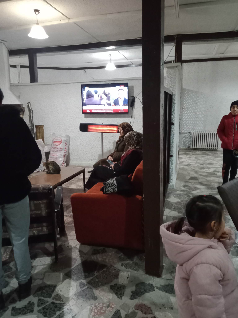 Các phương tiện thông tin Thổ Nhĩ Kỳ liên tục cập nhật về hoạt động cứu nạn. (Ảnh: NVCC). Các phương tiện thông tin Thổ Nhĩ Kỳ liên tục cập nhật về hoạt động cứu nạn. (Ảnh: NVCC).