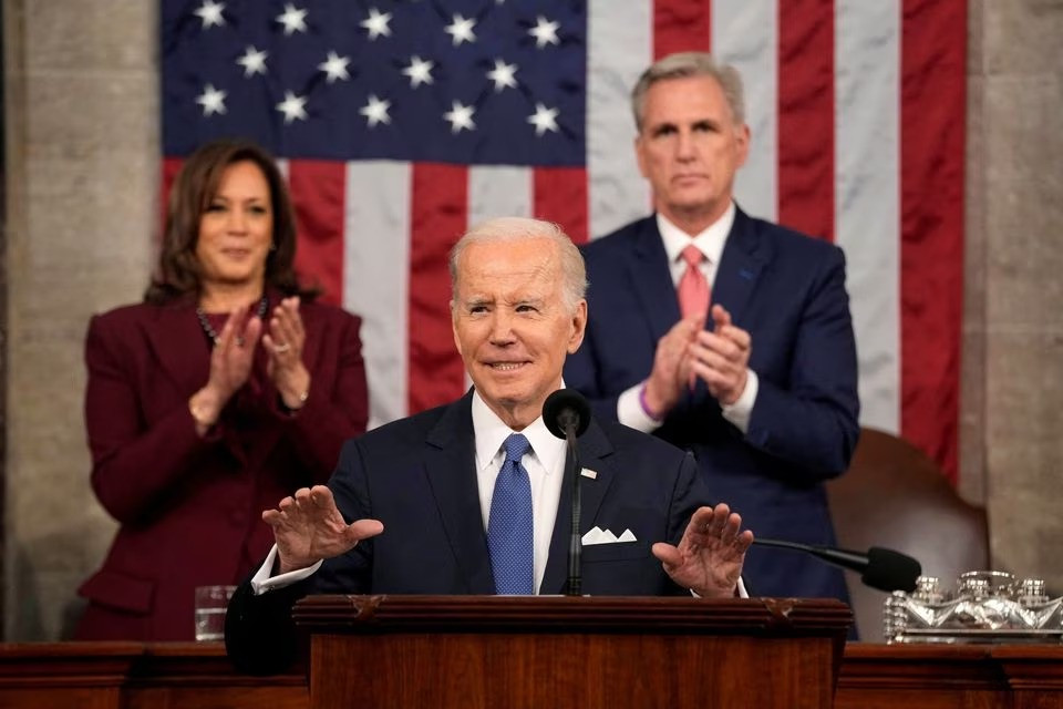 Chủ tịch Hạ viện Kevin McCarthy và Phó Tổng thống Kamala Harris ngồi sau lưng Tổng thống Biden trong bài phát biểu. Ảnh: Reuters