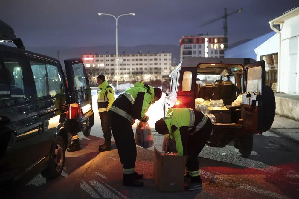 Nhân viên cứu hộ kiểm tra các lô thực phẩm trước khi rời Sarajevo (Bosnia). Ảnh: AP