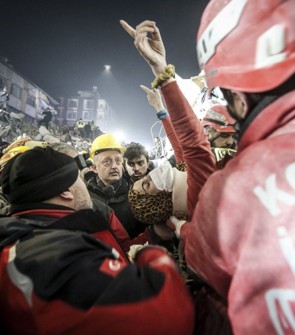 Cô gái trẻ ở Antakya được giải cứu tám ngày sau trận động đất. Ảnh: Twitter Cô gái trẻ ở Antakya được giải cứu tám ngày sau trận động đất. Ảnh: Twitter