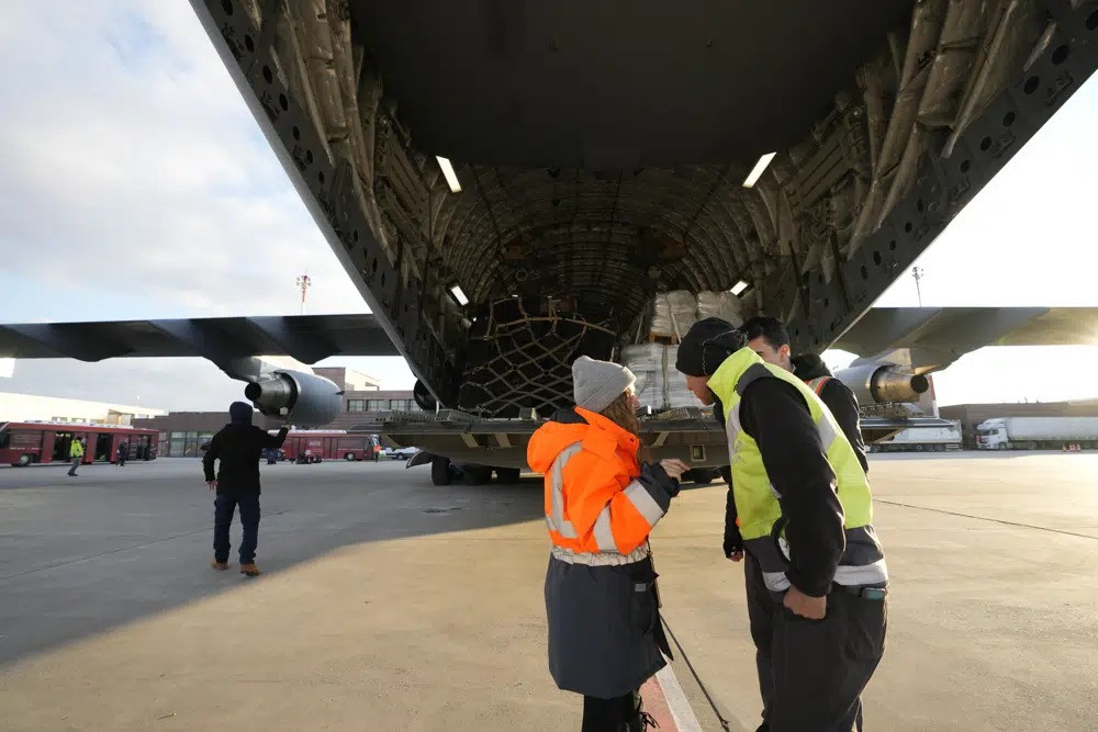 Các nhân viên của Tổ chức Trăng lưỡi liềm đỏ Thổ Nhĩ Kỳ chuẩn bị dỡ hàng tiếp tế do lực lượng không quân Qatar đưa đến Gaziantep – một trong những khu vực bị động đất tàn phá nặng nề nhất. Ảnh: AP