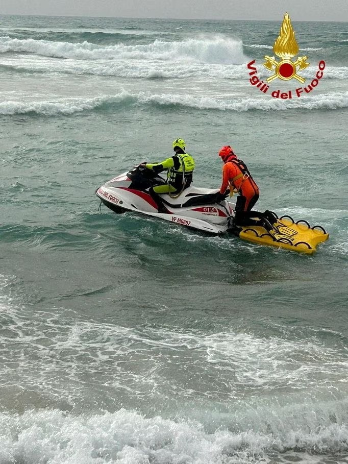 Công tác tìm kiếm những người sống sót gặp khó khăn vì biển động. Ảnh: Reuters