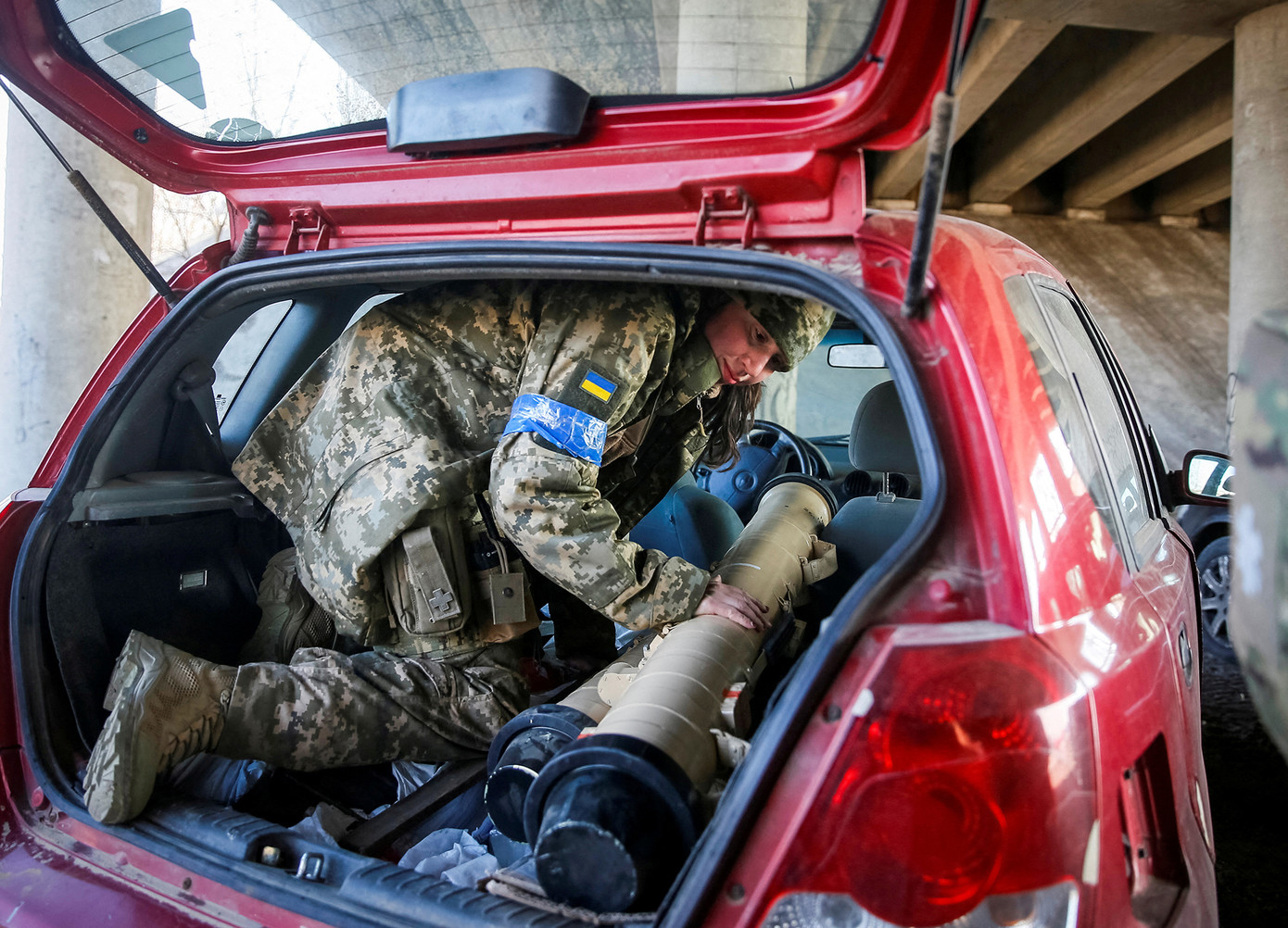 Tetiana Chornovol – một cựu nghị sĩ Ukraine, hiện là quân nhân chịu trách nhiệm vận hành hệ thống vũ khí chống tăng – kéo một tên lửa ra khỏi xe hơi ở Kiev, ngày 20/3/2022. Tetiana Chornovol – một cựu nghị sĩ Ukraine, hiện là quân nhân chịu trách nhiệm vận hành hệ thống vũ khí chống tăng – kéo một tên lửa ra khỏi xe hơi ở Kiev, ngày 20/3/2022.