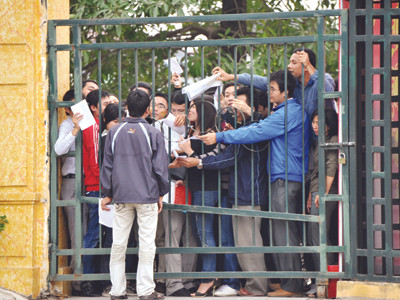 Chen lấn để gửi được công văn mua vé qua chiếc cổng nhỏ tại trụ sở LĐ Bóng đá. Ảnh: Minh Đức