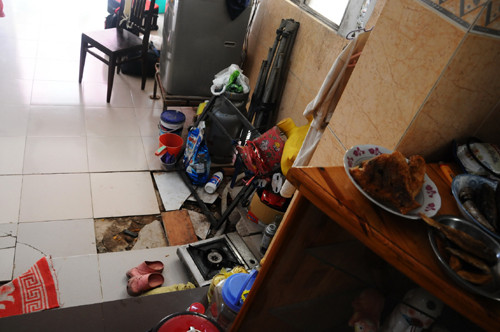 Lúc mới xây toàn bộ khu gian nhà trước của bà Sanh là nơi sinh hoạt để đồ của gia đình, nhưng khi gặp sự cố, toàn bộ đồ đạc được chuyển đi