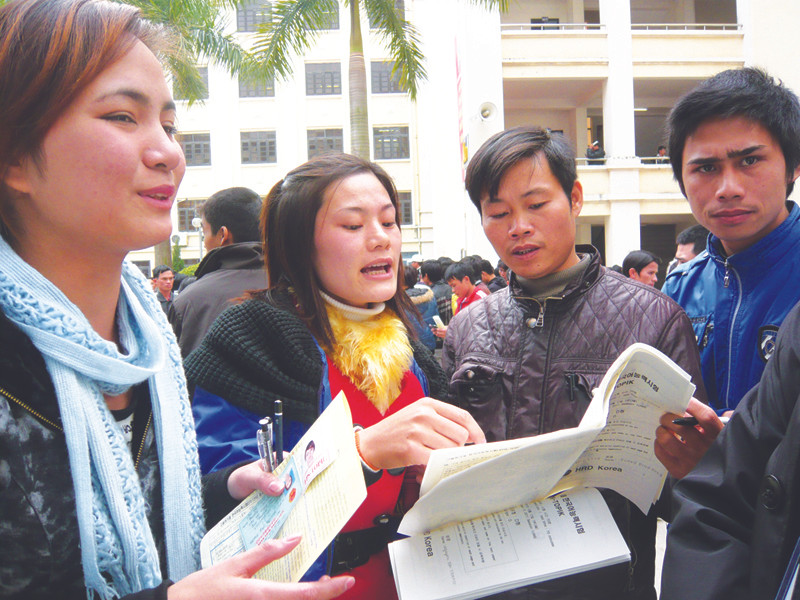 Theo quy định mới, nếu lao động về nước đúng hạn được phép trở lại Hàn Quốc làm việc (Trong ảnh: Thí sinh về nước đúng hạn chuẩn bị vào phòng thi tiếng Hàn). Ảnh: Phong Cầm