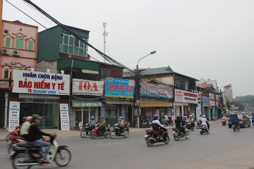 Còn tại khu vực đầu đường 70 gần cổng Viện Quân y 103 cũng có tới hơn 20 phòng khám đa khoa và nhà thuốc của tư nhân