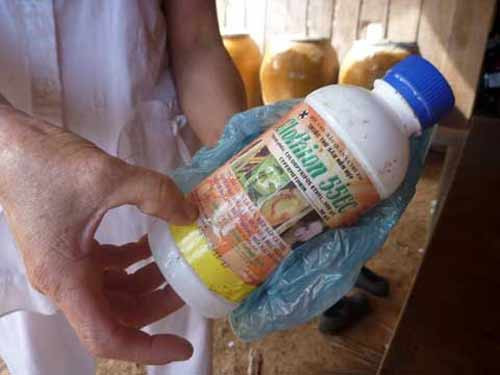 Chai thuốc trừ sâu, rầy mà Thiện đã uống.