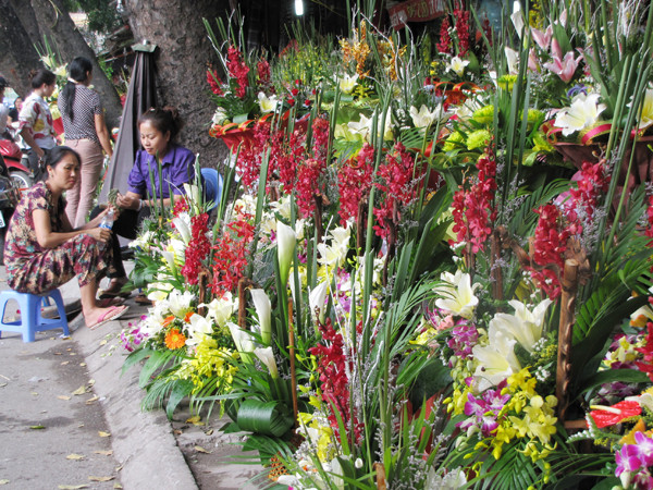 Một hiệu bán hoa trên phố Lương Đình Của (Đống Đa, Hà Nội)