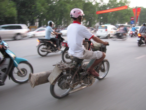 Với chiếc xe cũ nát như thế này, lại chở một bình ga cỡ lớn, nếu tai nạn xảy ra, hậu quả sẽ ra sao?