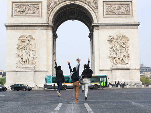 Ba nhà thiết kế trẻ vô cùng háo hức khi được đặt chân đến Khải Hoàn Môn nổi tiếng ở Paris