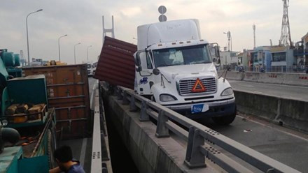 BẢN TIN ATGT: Xe khách tông chết 3 người trong đêm ảnh 3