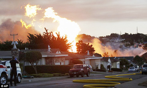 Vụ nổ khí gas kéo theo đám cháy dữ dội tàn phá các ngôi nhà xung quanh. Một số nhân chứng mô tả vụ nổ lớn đến mức khiến họ có cảm giác một chiếc máy bay hạng nặng Boeing 747 lao xuống đất. Khu vực xảy ra nổ khí gas nằm gần sân bay quốc tế San Francisco. - Ảnh: AP