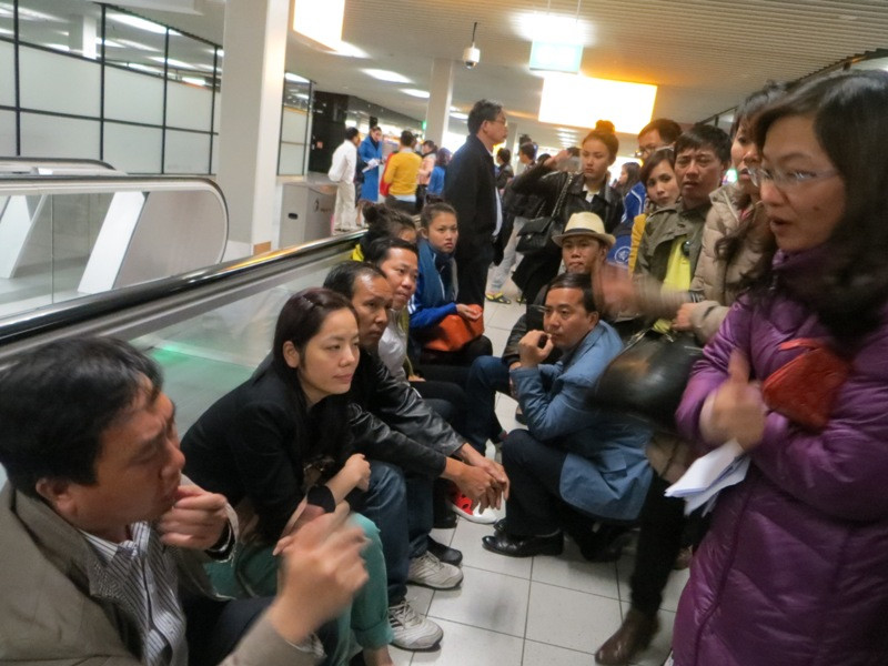 Lãnh đạo Đoàn Việt Nam trao đổi và Bí thư Nguyễn Mạnh Dũng chỉ đạo kiên trì đòi phương án tổng thể trước khi bay