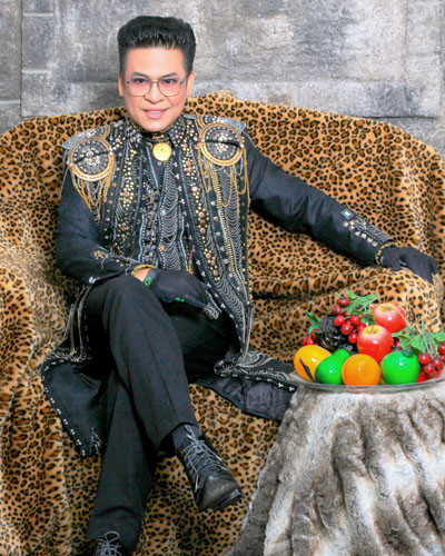 MC Thanh Bạch bên mâm ngũ quả ngày xuân. MC Thanh Bạch bên mâm ngũ quả ngày xuân