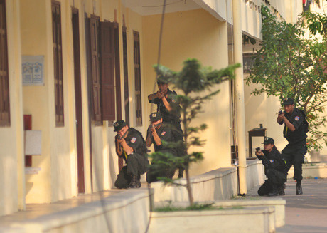 Thương thuyết không thành, lực lượng đặc nhiệm được lệnh tấn công giải cứu con tin