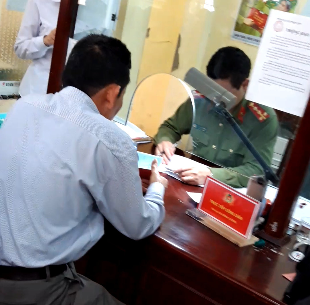 'Ngã giá tại Phòng Quản lý Xuất nhập cảnh': Kỷ luật hàng loạt cán bộ nhận tiền ảnh 3