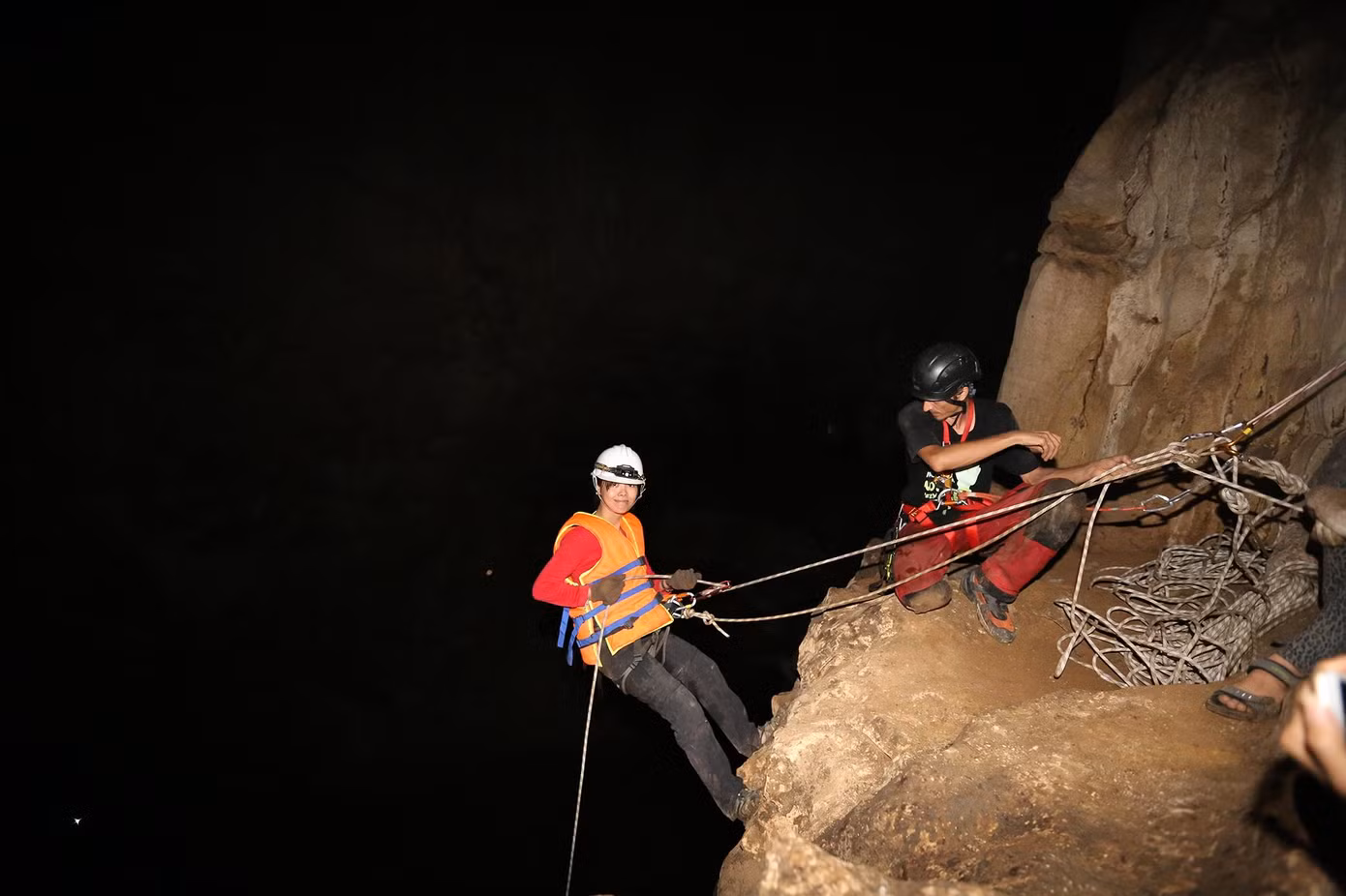 Chuyện chị em đi “cave” ảnh 3