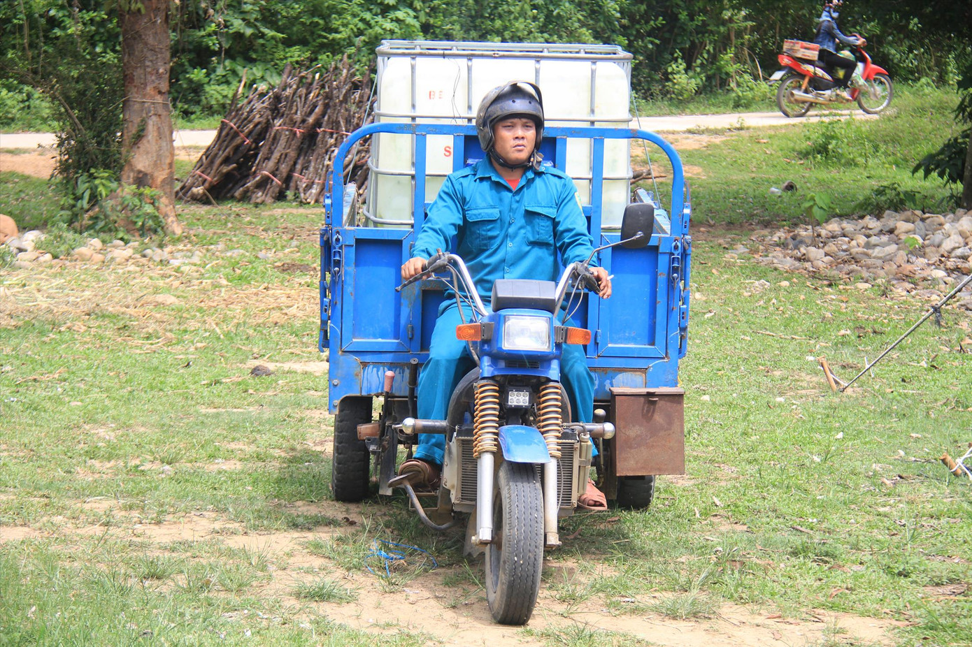 Dân quân chở nước về “chữa” khát cho dân ảnh 1