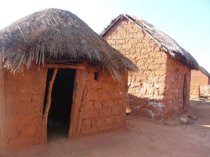 Các ngôi nhà nhỏ bé, lụp xụp và rất đơn sơ