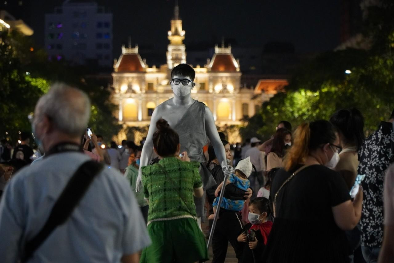 Khu phố đi bộ Nguyễn Huệ trở thành không gian đa sắc màu bởi những nhân vật hóa trang của các bạn trẻ.