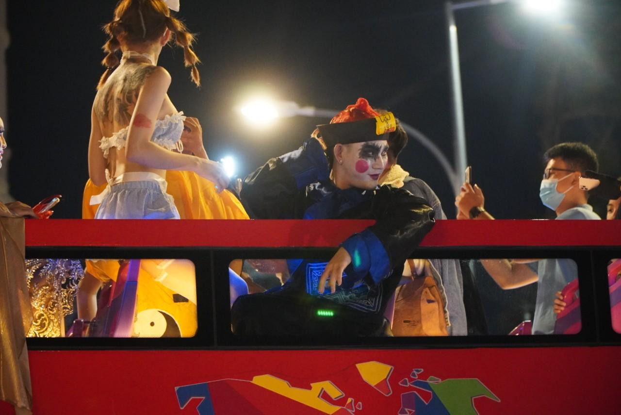 Năm nay, Halloween nhằm ngày chủ nhật nên lượng người đổ về trung tâm TPHCM đông đúc hơn.