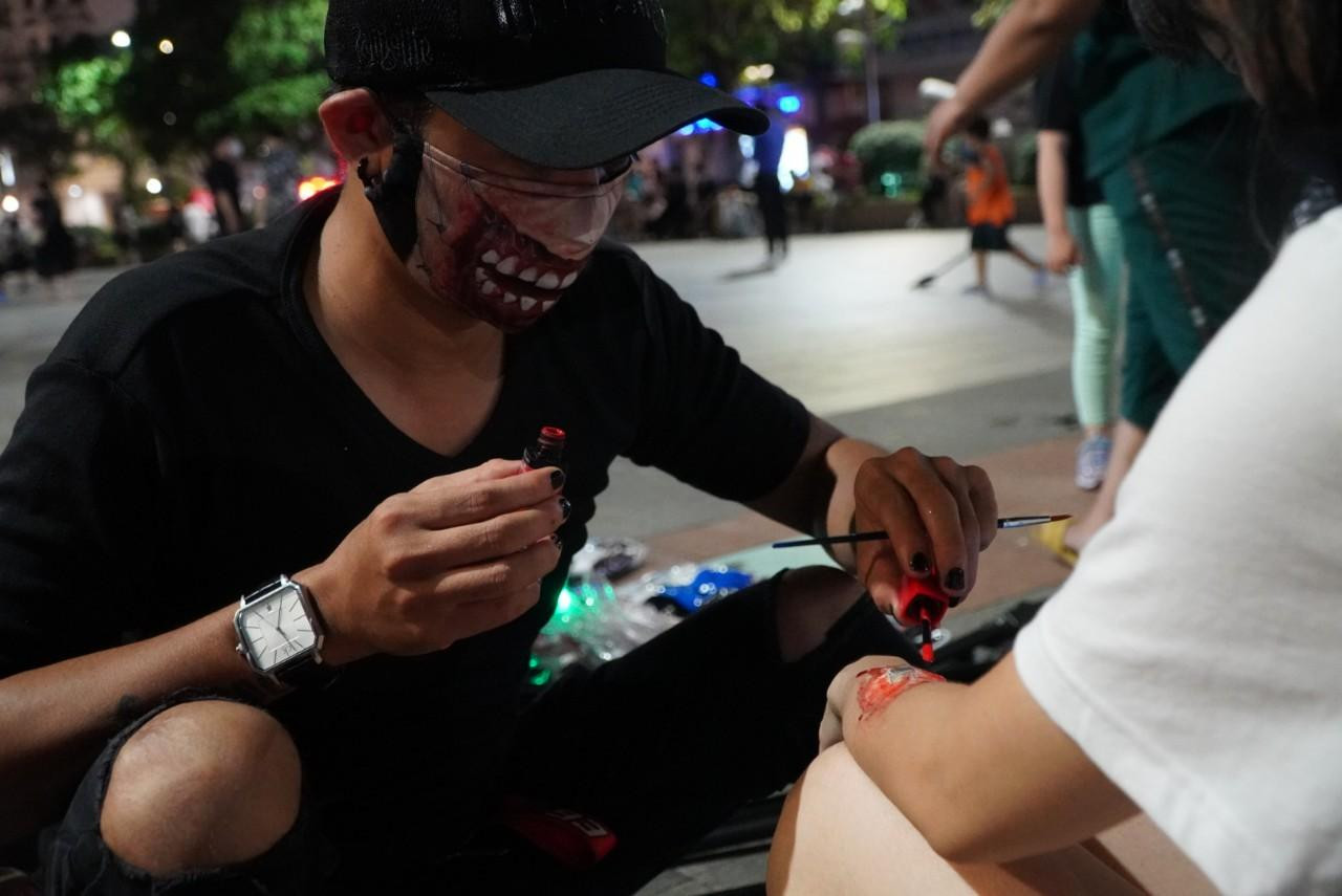 Các dịch vụ hóa trang tại chỗ cũng thu hút sự chú ý của các bạn trẻ.