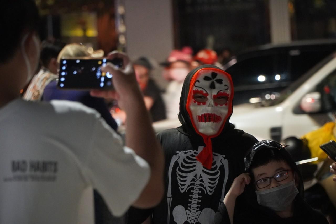 Không khó để bắt gặp hình ảnh một nhân vật trong bộ phim kinh dị nào đó ở khu vực trung tâm TPHCM.