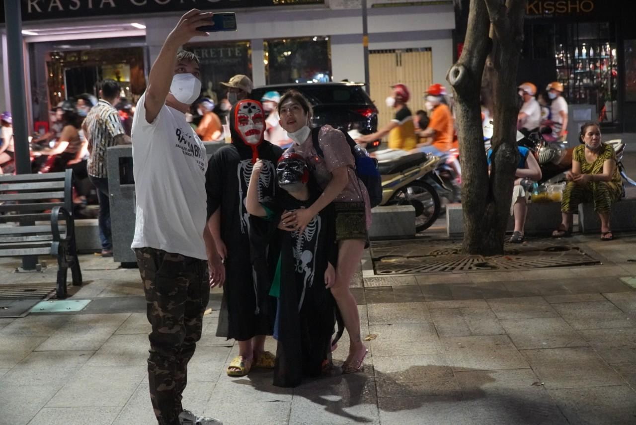 Nhiều người tranh thủ ghi lại khoảnh khắc bên người thân, bạn bè.