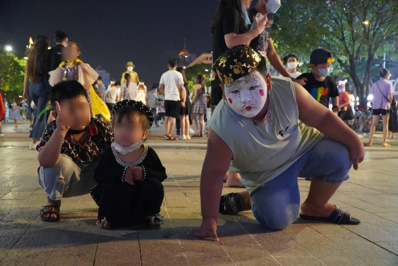 Halloween được bắt nguồn từ các nước phương Tây và dần phổ biến rộng rãi ở Việt Nam, đặc biệt nhận được sự quan tâm của trẻ em và các bạn trẻ.