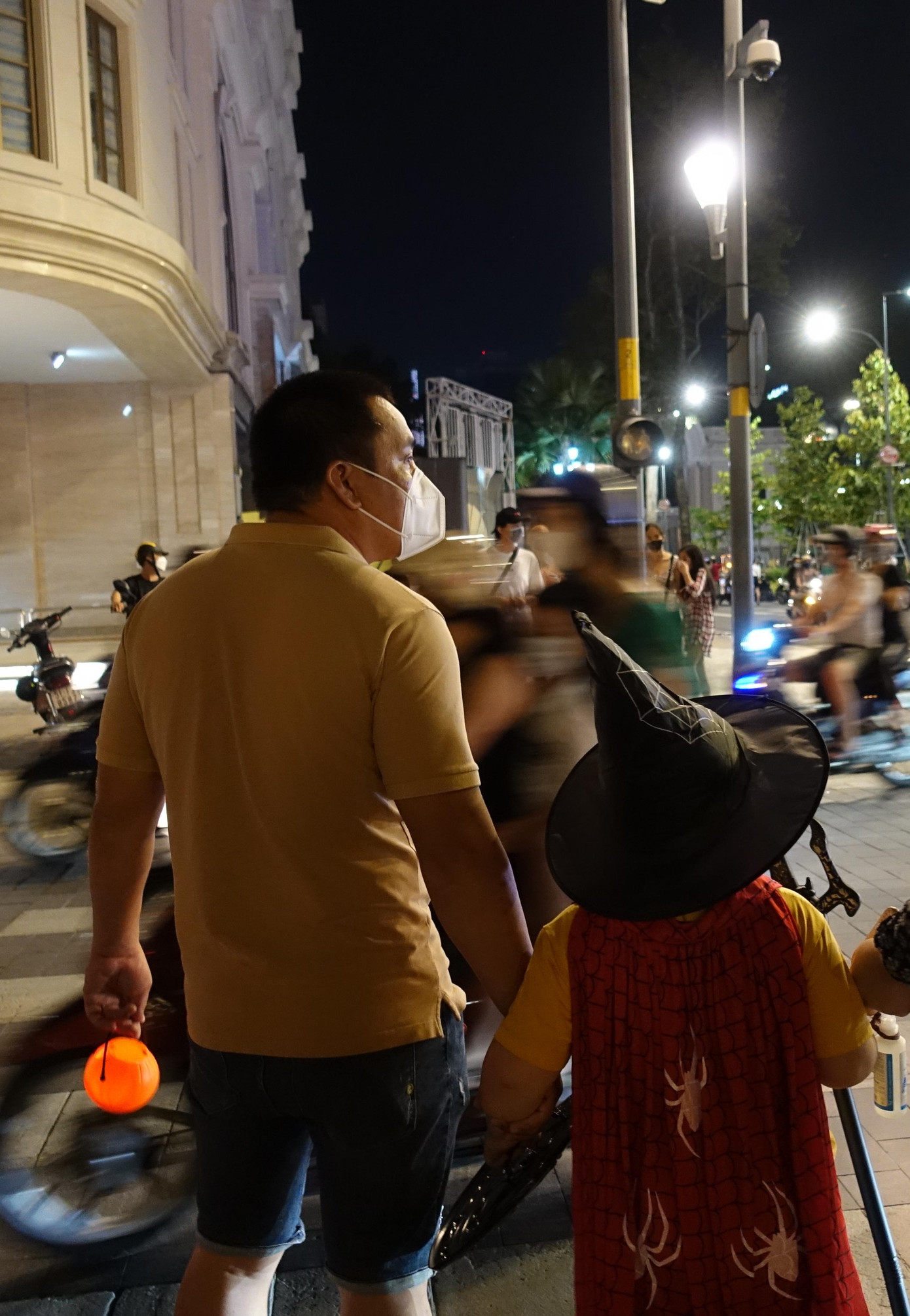 Nhiều bậc phụ huynh tranh thủ đưa con đi chơi lễ Halloween. Anh Đỗ Ngọc Minh (ngụ quận Bình Thạnh, TPHCM) chia sẻ: "Niềm vui của con trẻ cũng chính là niềm vui của cha mẹ nên tôi cố gắng cùng vợ đưa con ra phố đi bộ chơi lễ hóa trang. Tình hình dịch bệnh vẫn còn nguy cơ nên gia đình tôi cũng hết sức chú ý việc đeo khẩu trang và tránh tập trung đông người".