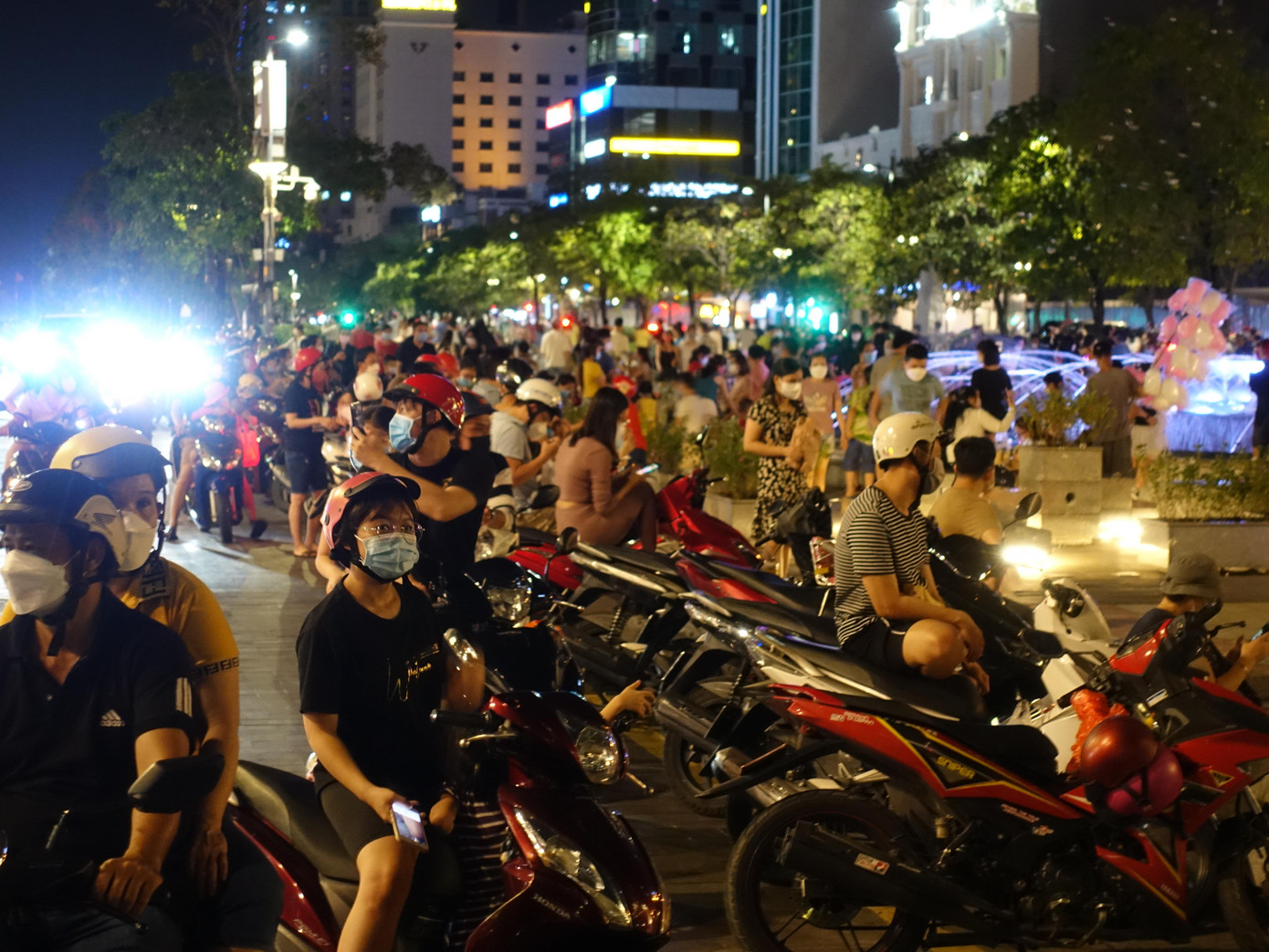 Khu vực phố đi bộ Nguyễn Huệ đông đúc vào đêm 31/10.