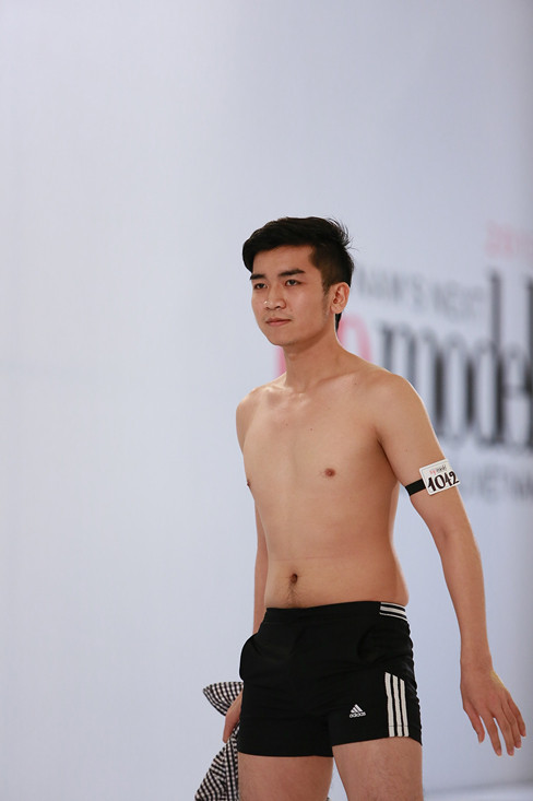 Tuy nhiên nhược điểm bụng 'một múi' kém săn chắc của anh chàng lộ khá rõ