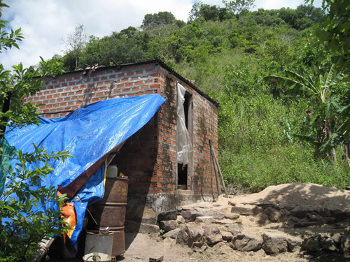 Căn chòi, nơi hai mẹ con T.A sinh sống ở vùng núi hẻo lánh